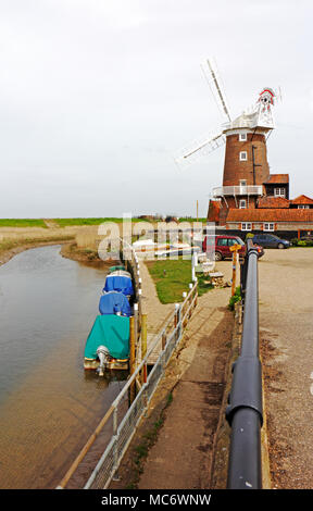 Une vue sur le quai et restauré moulin sur la côte nord du comté de Norfolk à Claj-next-the-Sea, Norfolk, Angleterre, Royaume-Uni, Europe. Banque D'Images