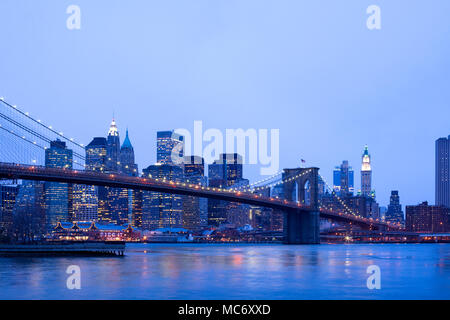 Pont de Brooklyn au cours de l'East River et le centre-ville, à Manhattan, New York City, New York, United States