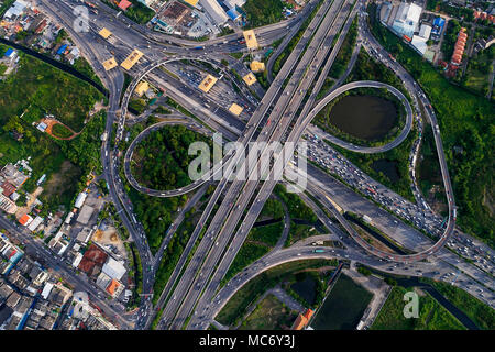 Vue aérienne des embouteillages à Nonthaburi intersection dans la soirée, Bangkok. Banque D'Images