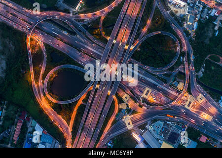 Vue aérienne des embouteillages à Nonthaburi intersection dans la soirée, Bangkok. Banque D'Images