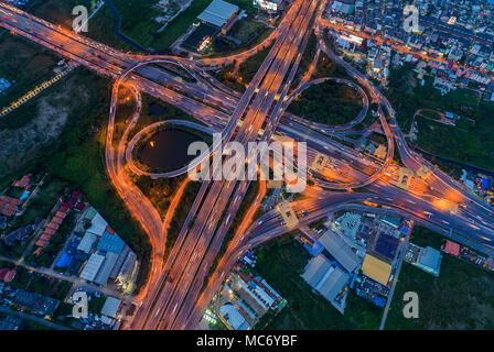 Vue aérienne des embouteillages à Nonthaburi intersection dans la soirée, Bangkok. Banque D'Images