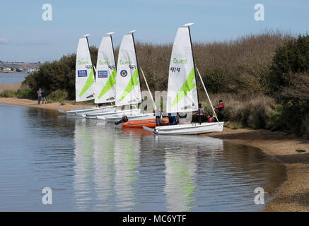 Canots à voile sur Christchurch Harbour dans le Dorset, UK Banque D'Images