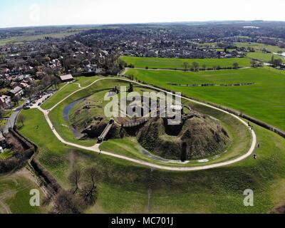 Des photos aériennes de Sandel Château à Wakefield au Royaume-Uni, les ruines du château d'avoir un fossé entourant le parc du château, c'est aussi couvert dans l'herbe verte Banque D'Images