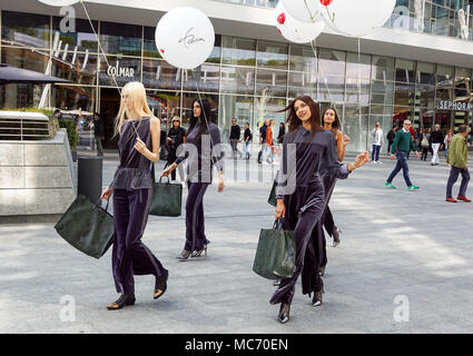 MILAN, ITALIE - 22 septembre 2017 : modèles à la mode pose dans la rue au fashion show de bâtiment au cours de la Fashion Week de Milan les femmes. Banque D'Images