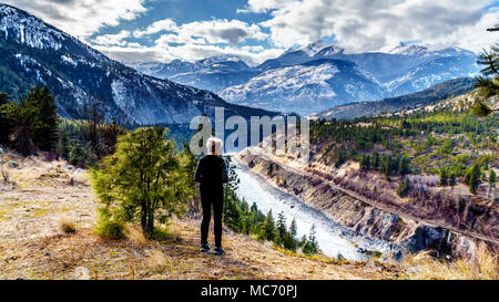 Senior woman looking at le point de vue de la gorge profonde de la rivière Thompson, le long de la route du Canyon du Fraser entre Cache Creek et Hope, Colombie-Britannique Banque D'Images