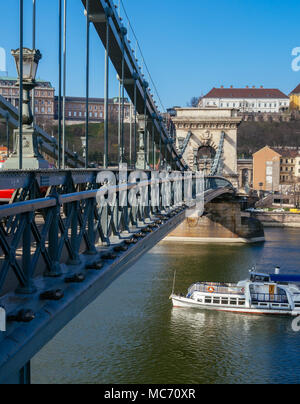 Pont des Chaînes sur le Danube avec voile à Budapest, Hongrie Banque D'Images