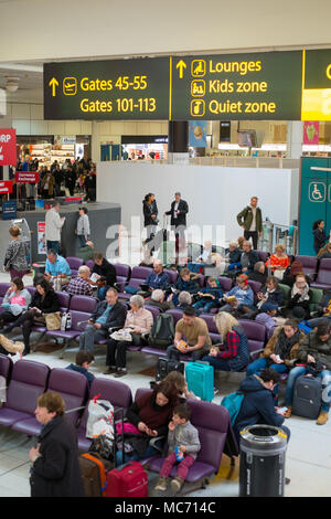 Salon d'attente de départ de l'aéroport Gatwick LGW, Angleterre, Royaume-Uni. Banque D'Images