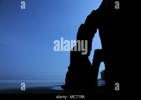 La photographie de nuit de paysage, plage des Cathédrales , Monument naturel, Asturias, Espagne. Banque D'Images