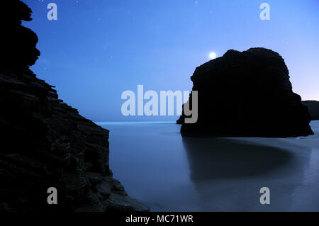 La photographie de nuit de paysage, plage des Cathédrales , Monument naturel, Asturias, Espagne. Banque D'Images