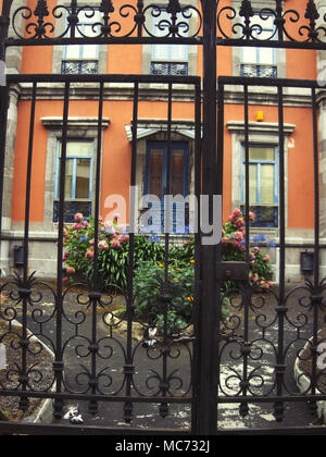 Très belle maison ancienne avec jardin à l'avant et porte en fer forgé Banque D'Images