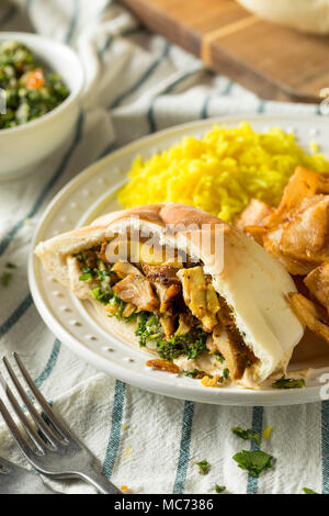 Poulet Shawarma fait maison avec la plaque et le Riz Salade Banque D'Images