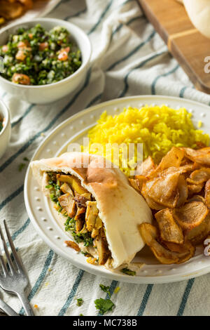 Poulet Shawarma fait maison avec la plaque et le Riz Salade Banque D'Images