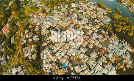 Vue aérienne de la ville de Coron avec les bidonvilles et les pauvres dans les districts. Palawan. Bu Banque D'Images