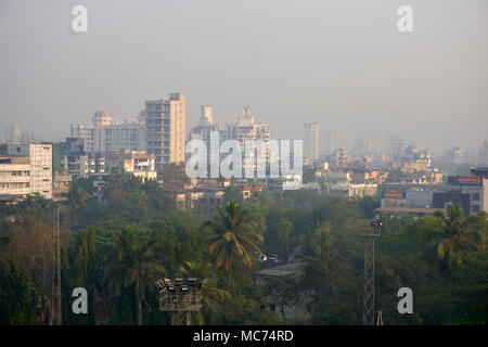 Vue aérienne du paysage de Navi Mumbai dans seawoods en soirée au coucher du soleil et les toits. la fumée et le smog Banque D'Images