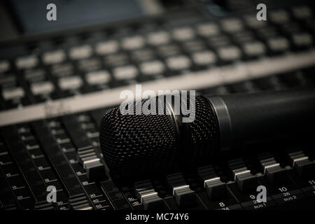 microphone sur la table de mixage de la carte son de la console 17526540  Photo de stock chez Vecteezy