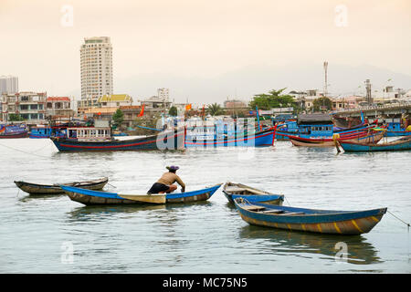 Bateaux de pêche sur la rivière Cai, un affluent de la mer de Chine du Sud, Nha Trang, Vietnam Banque D'Images