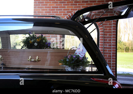 Cercueil en corbillard crématorium à Surrey en Angleterre Banque D'Images