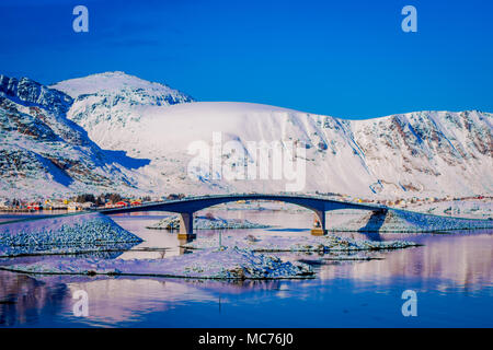 Gimsoystraumen Bridge est un pont routier en porte-à-faux qui traverse le détroit entre les îles de Austvagoya et Gimsoya dans la municipalité de Vagan dans comté de Nordland, Norvège Banque D'Images