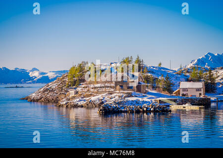 Belle vue extérieure de bâtiments en bois sur un rocher dans une station au cours d'un magnifique ciel bleu à îles Lofoten, Svolvær Banque D'Images