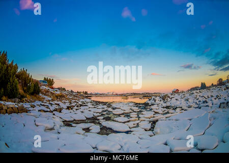 Close up des petites et moyennes des morceaux de glace laissés derrière au cours d'une marée basse sur un lac gelé Banque D'Images