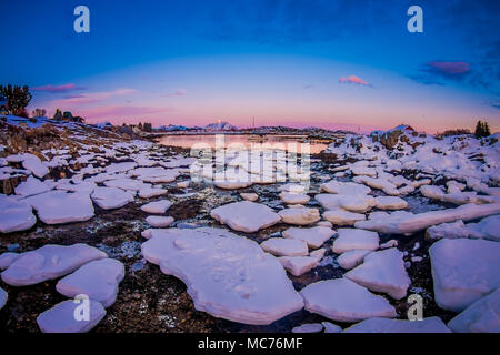 Close up des petites et moyennes des morceaux de glace laissés derrière au cours d'une marée basse sur un lac gelé Banque D'Images