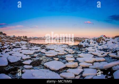 Close up des petites et moyennes des morceaux de glace laissés derrière au cours d'une marée basse sur un lac gelé Banque D'Images