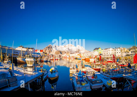 Les îles Lofoten, NORVÈGE, avril, 10, 2018 : vue panoramique sur le front de port de Henningsvær en hiver, est un village de pêcheurs et ville touristique situé sur Austvagoya dans les îles Lofoten Banque D'Images