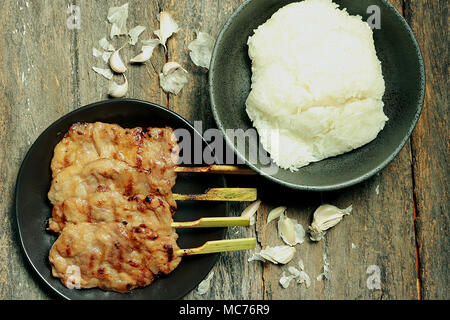 Dans cette photo, il y a de riz collant, le porc grillé. L'ail est un composant. Banque D'Images