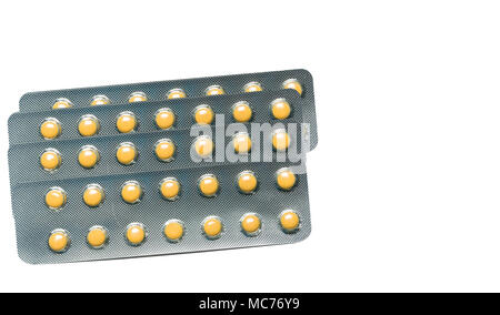 Rabeprazole : petit rond jaune lumière comprimé à délitement entérique comprimés sous blister isolé sur fond blanc avec l'exemplaire de l'espace. Médecine pour traitemen Banque D'Images