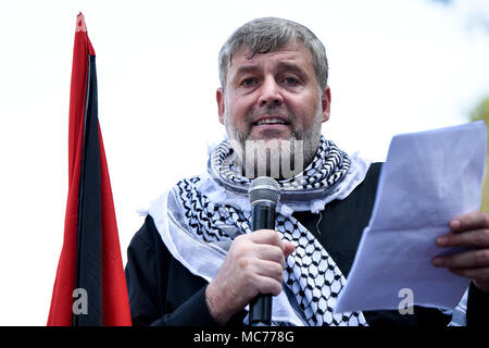 Kuala Lumpur, Malaisie. 13 avr, 2018. Un homme a parlé d'une ONG, le grand retour de Mars, Ahmad Abu Ayesh al-Najjar prononce un discours à la foule lors d'un rassemblement pour commémorer la Journée de la terre palestinienne à l'extérieur de l'ambassade des Etats-Unis à Kuala Lumpur, Malaisie, le 13 avril 2018. Les manifestations sont organisées partout dans le monde. Crédit : Chris JUNG/Alamy Live News Banque D'Images