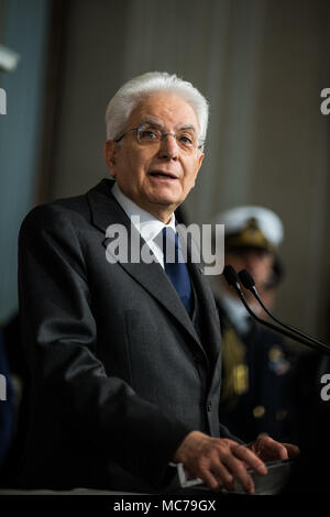 Rome, Italie. 13 avr, 2018. Le président italien Sergio Mattarella parle aux médias à la fin de la deuxième journée de consultations au Palais du Quirinal à Rome, capitale de l'Italie, le 13 avril 2018. La deuxième série de pourparlers pour former un gouvernement national n'a pas réussi à produire une majorité, le président italien Sergio Mattarella a dit au pays dans une déclaration en direct le vendredi. Credit : Jin Yu/Xinhua/Alamy Live News Banque D'Images