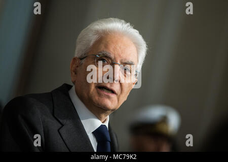 (180413) -- ROME, 13 avril 2018 (Xinhua) -- Le président italien Sergio Mattarella parle aux médias à la fin de la deuxième journée de consultations au Palais du Quirinal à Rome, capitale de l'Italie, le 13 avril 2018. La deuxième série de pourparlers pour former un gouvernement national n'a pas réussi à produire une majorité, le président italien Sergio Mattarella a dit au pays dans une déclaration en direct le vendredi. (Xinhua/Jin Yu)(yk) Banque D'Images