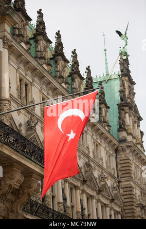 13 avril 2018, l'Allemagne, Hambourg : Le drapeau national turc oscillent dans le vent au-dessus de l'entrée de l'hôtel de ville où le nouveau consul général de Turquie, Yonca Sunel, a été présenté avec son accréditation diplomatique. Photo : Christian Charisius/dpa Banque D'Images