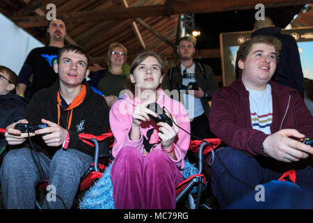 Quai du tabac, Londres, 13 avril 2018. Les jeunes ont l'amusement jouer des jeux vidéo de la console. EGX Rezzed événement jeux prend part au quai du tabac dans l'Est de Londres dans le cadre de la semaine des Jeux de Londres cette année d'avril 13th-15th. Il propose des jeux jouables, y compris retro et jeux de société, créateurs, développeurs et des sessions de conseils d'emploi, et certains dans les coulisses un aperçu de l'industrie du jeu. Credit : Imageplotter News et Sports/Alamy Live News Banque D'Images