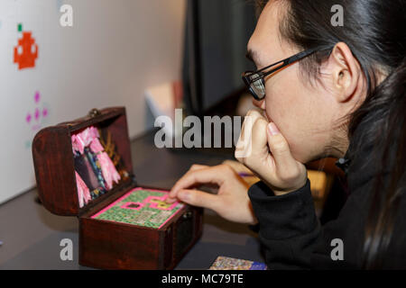 Quai du tabac, Londres, 13 avril 2018. Un homme dans une profonde concentration jouant le jeu "Bitsy Boutique'. EGX Rezzed événement jeux prend part au quai du tabac dans l'Est de Londres dans le cadre de la semaine des Jeux de Londres cette année d'avril 13th-15th. Il propose des jeux jouables, y compris retro et jeux de société, créateurs, développeurs et des sessions de conseils d'emploi, et certains dans les coulisses un aperçu de l'industrie du jeu. Credit : Imageplotter News et Sports/Alamy Live News Banque D'Images