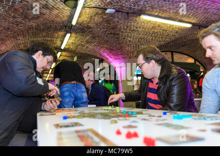 Quai du tabac, Londres, 13 avril 2018. Jeux de société à l'ancienne sont tout aussi populaire auprès des visiteurs. EGX Rezzed événement jeux prend part au quai du tabac dans l'Est de Londres dans le cadre de la semaine des Jeux de Londres cette année d'avril 13th-15th. Il propose des jeux jouables, y compris retro et jeux de société, créateurs, développeurs et des sessions de conseils d'emploi, et certains dans les coulisses un aperçu de l'industrie du jeu. Credit : Imageplotter News et Sports/Alamy Live News Banque D'Images