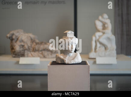 Londres, Royaume-Uni. 13 avr, 2018. La sculpture Pallas (Athéna) avec le Parthénon (août 1896) par Rodin (1840-1917) avant l'ouverture de la nouvelle exposition du Musée Britannique 'Rodin et l'art de la Grèce antique' le 26 avril à Londres. Date de la photo : Vendredi, Avril 13, 2018. Photo : Roger Garfield/Alamy Live News Banque D'Images