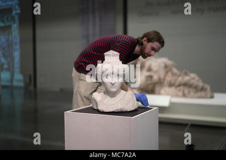 Londres, Royaume-Uni. 13 avr, 2018. La sculpture Pallas (Athéna) avec le Parthénon (août 1896) par Rodin (1840-1917) avant l'ouverture de la nouvelle exposition du Musée Britannique 'Rodin et l'art de la Grèce antique' le 26 avril à Londres. Date de la photo : Vendredi, Avril 13, 2018. Photo : Roger Garfield/Alamy Live News Banque D'Images