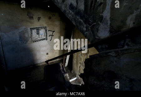 Beyrouth, Liban. Apr 11, 2018. Une vue générale d'un escalier endommagé à l'intérieur d'un bâtiment, situé sur la ligne verte, qui est un domaine utilisé comme une ligne de démarcation pour séparer les zones de l'Ouest à majorité musulmane de l'Orient chrétien, surtout pendant la guerre civile libanaise, à Beyrouth, Liban, le 11 avril 2018. La guerre civile libanaise a commencé le 13 avril 1975 et a pris fin le 13 octobre 1990, au cours duquel au moins 150 000 personnes ont été tués, et au moins un million d'autres ont fui le pays. Credit : Marwan Naamani/afp/Alamy Live News Banque D'Images