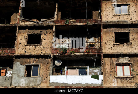 Beyrouth, Liban. Apr 11, 2018. Une vue générale d'une balle en façade d'un immeuble, situé sur la ligne verte, qui est un domaine utilisé comme une ligne de démarcation pour séparer les zones de l'Ouest à majorité musulmane de l'Orient chrétien, surtout pendant la guerre civile libanaise, à Beyrouth, Liban, le 11 avril 2018. La guerre civile libanaise a commencé le 13 avril 1975 et a pris fin le 13 octobre 1990, au cours duquel au moins 150 000 personnes ont été tués, et au moins un million d'autres ont fui le pays. Credit : Marwan Naamani/afp/Alamy Live News Banque D'Images