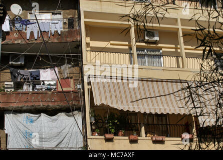 Beyrouth, Liban. Apr 11, 2018. Une vue générale d'un immeuble moderne (R) couché à côté d'une balle en bâtiment, situé sur la ligne verte, qui est un domaine utilisé comme une ligne de démarcation pour séparer les zones de l'Ouest à majorité musulmane de l'Orient chrétien, surtout pendant la guerre civile libanaise, à Beyrouth, Liban, le 11 avril 2018. La guerre civile libanaise a commencé le 13 avril 1975 et a pris fin le 13 octobre 1990, au cours duquel au moins 150 000 personnes ont été tués, et au moins un million d'autres ont fui le pays. Credit : Marwan Naamani/afp/Alamy Live News Banque D'Images