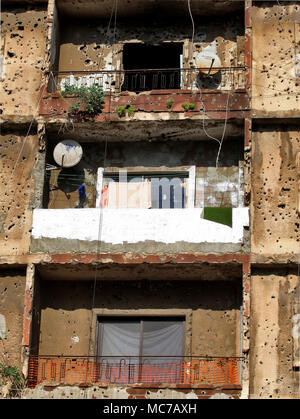 Beyrouth, Liban. Apr 11, 2018. Une vue générale d'une balle en façade d'un immeuble, situé sur la ligne verte, qui est un domaine utilisé comme une ligne de démarcation pour séparer les zones de l'Ouest à majorité musulmane de l'Orient chrétien, surtout pendant la guerre civile libanaise, à Beyrouth, Liban, le 11 avril 2018. La guerre civile libanaise a commencé le 13 avril 1975 et a pris fin le 13 octobre 1990, au cours duquel au moins 150 000 personnes ont été tués, et au moins un million d'autres ont fui le pays. Credit : Marwan Naamani/afp/Alamy Live News Banque D'Images