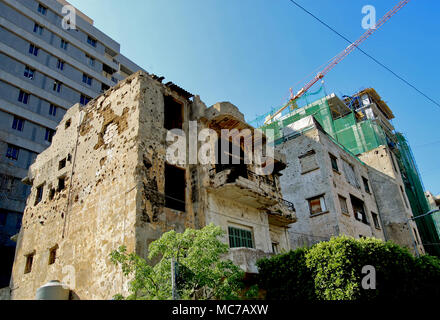 Beyrouth, Liban. Apr 11, 2018. Une vue générale d'une balle en façades de bâtiments, situé sur la ligne verte, qui est un domaine utilisé comme une ligne de démarcation pour séparer les zones de l'Ouest à majorité musulmane de l'Orient chrétien, surtout pendant la guerre civile libanaise, à Beyrouth, Liban, le 11 avril 2018. La guerre civile libanaise a commencé le 13 avril 1975 et a pris fin le 13 octobre 1990, au cours duquel au moins 150 000 personnes ont été tués, et au moins un million d'autres ont fui le pays. Credit : Marwan Naamani/afp/Alamy Live News Banque D'Images