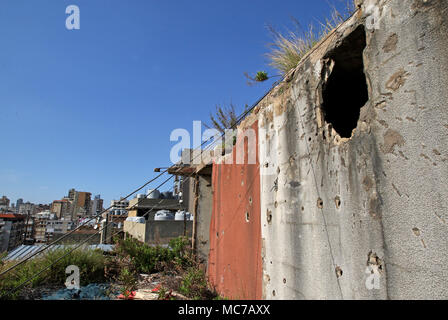 Beyrouth, Liban. Apr 11, 2018. Une vue générale, une balle en toit d'un immeuble, situé sur la ligne verte, qui est un domaine utilisé comme une ligne de démarcation pour séparer les zones de l'Ouest à majorité musulmane de l'Orient chrétien, surtout pendant la guerre civile libanaise, à Beyrouth, Liban, le 11 avril 2018. La guerre civile libanaise a commencé le 13 avril 1975 et a pris fin le 13 octobre 1990, au cours duquel au moins 150 000 personnes ont été tués, et au moins un million d'autres ont fui le pays. Credit : Marwan Naamani/afp/Alamy Live News Banque D'Images