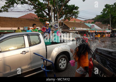 Songkran 2018, Nouvel An thaïlandais, Thai woman getting arrosé avec de l'eau jetée par les passagers en camionnette passant par sur la route à Nong Prajak Park, Udon Thani, l'Isaan, Thaïlande Banque D'Images