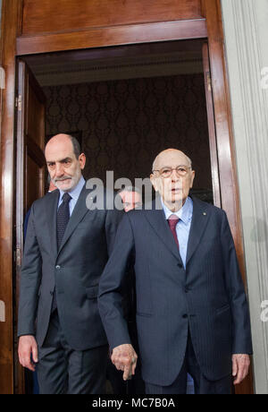 Rome, Italie. 13 avr, 2018. Giorgio Napolitano, ancien président de l'Italie, centre, arrive à prendre la parole lors d'une conférence de presse à la suite d'une rencontre avec le président italien Sergio Mattarella, non représentée, au Quirinal Crédit : Sara De Marco/Alamy Live News Banque D'Images