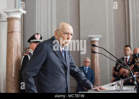 Rome, Italie. 13 avr, 2018. Giorgio Napolitano, ancien président de l'Italie, centre, arrive à prendre la parole lors d'une conférence de presse à la suite d'une rencontre avec le président italien Sergio Mattarella, non représentée, au Quirinal Crédit : Sara De Marco/Alamy Live News Banque D'Images