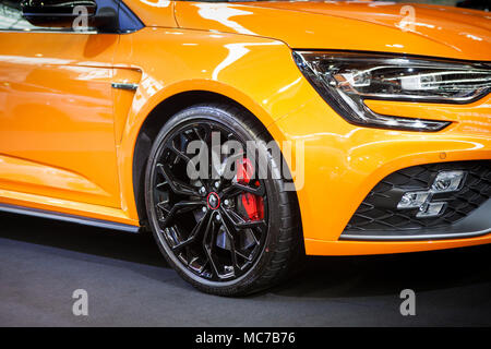 Zagreb, Croatie. Apr 12, 2018. Zagreb Auto Show exposition de les modèles les plus récents de l'industrie automobile, voiture Renault sport rs orange Crédit : Deyan Baric/Alamy Live News Banque D'Images