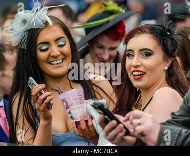 , Aintree Liverpool, Merseyside, Royaume-Uni. 13 avril 2018, l'hippodrome d'Aintree, Liverpool, Angleterre ; la santé Randox Grand National 2018 ; la race festivaliers profiter Mesdames journée au Grand National 2018 Credit : Nouvelles Images/Alamy Live News Banque D'Images