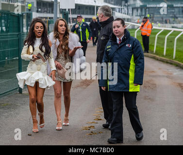 , Aintree Liverpool, Merseyside, Royaume-Uni. 13 avril 2018, l'hippodrome d'Aintree, Liverpool, Angleterre ; la santé Randox Grand National 2018 ; la race festivaliers profiter Mesdames journée au Grand National 2018 Credit : Nouvelles Images/Alamy Live News Banque D'Images